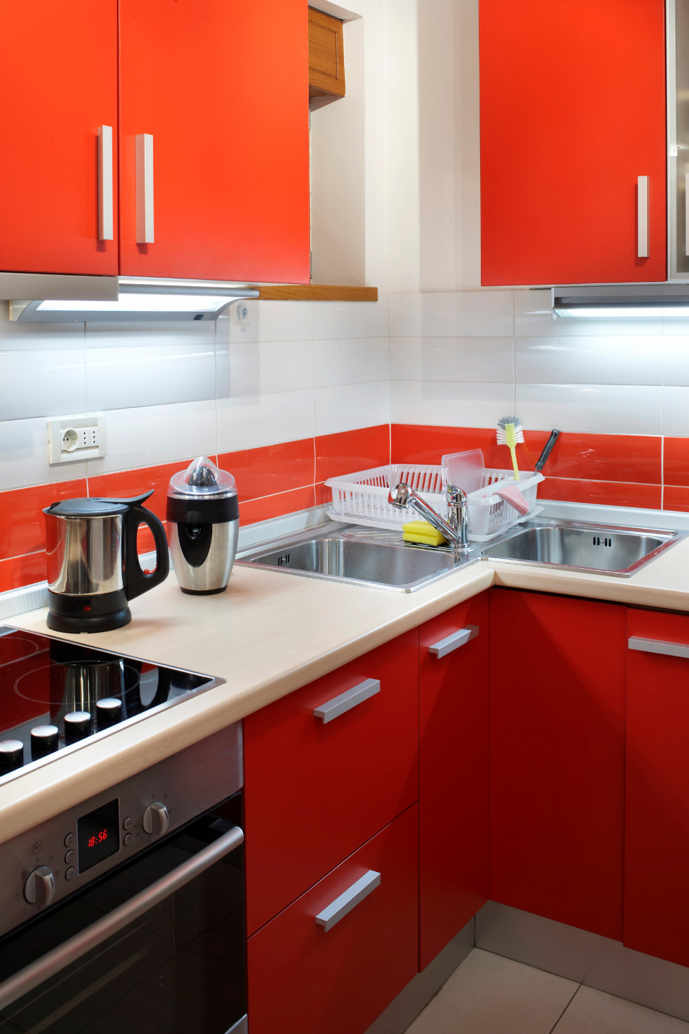 A-modern-kitchen-in-a-red-cabinets-showing-kitchen-colors-and-apetite
