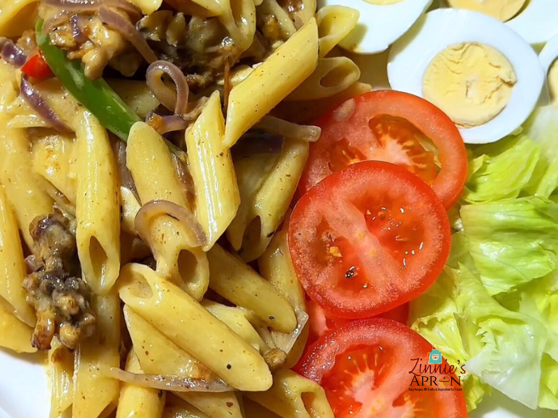 Close-up-of-creamy-chicken-pasta-with-creamy-sauce-eggs.