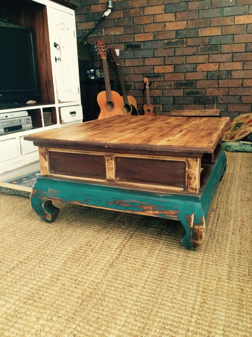 Beaten-Up-Coffee-Table-thrift-store-furniture-makeovers