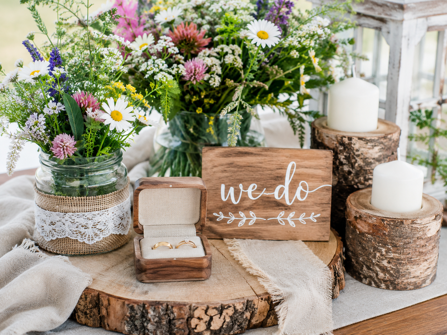 bright-rustic-wedding-details-wood-linen
