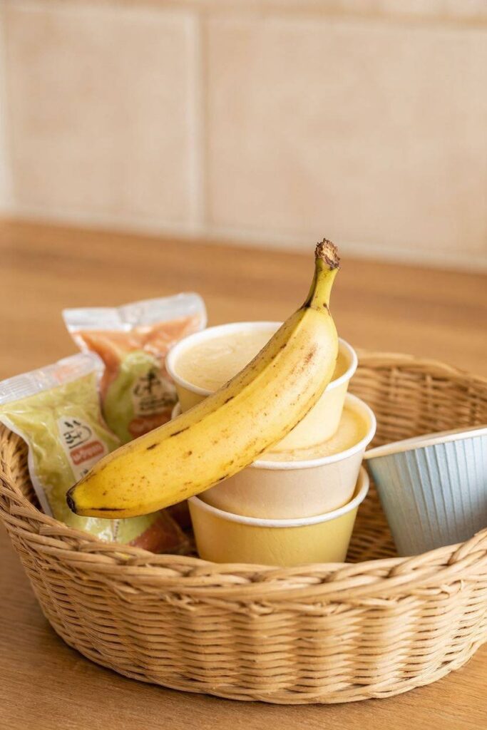 A_basket_with_a_few_pudding_or_custard_cups_stacked_together
