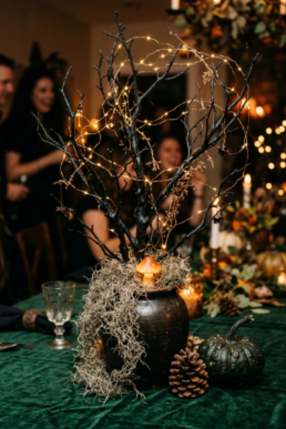 halloween-costume-party-ideas-enchanted-forest-table-decor