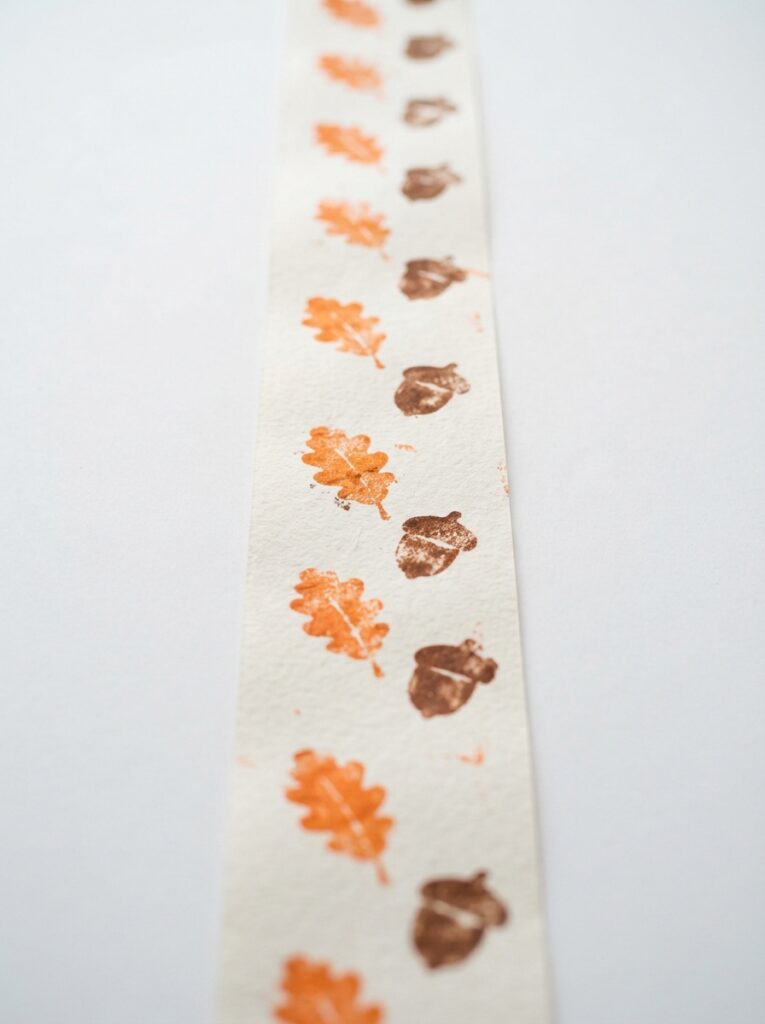 Child_making_Thanksgiving_Thanksgiving-Table-Pattern-Strip