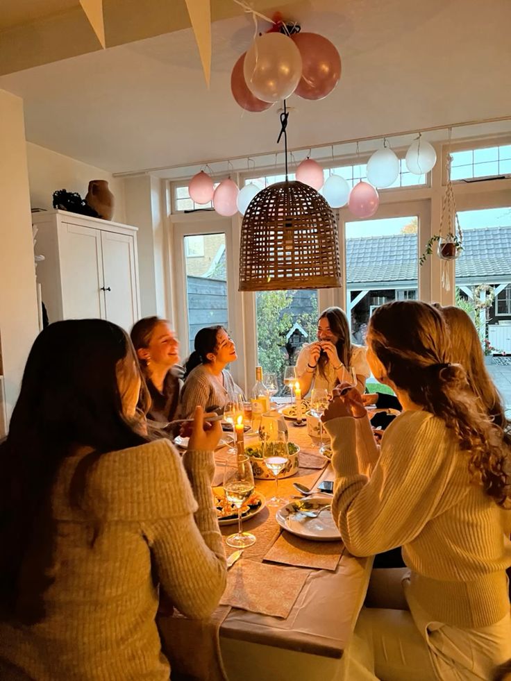  Friends-Card-Writing-Gathering-Friendsgiving-party-ideas.