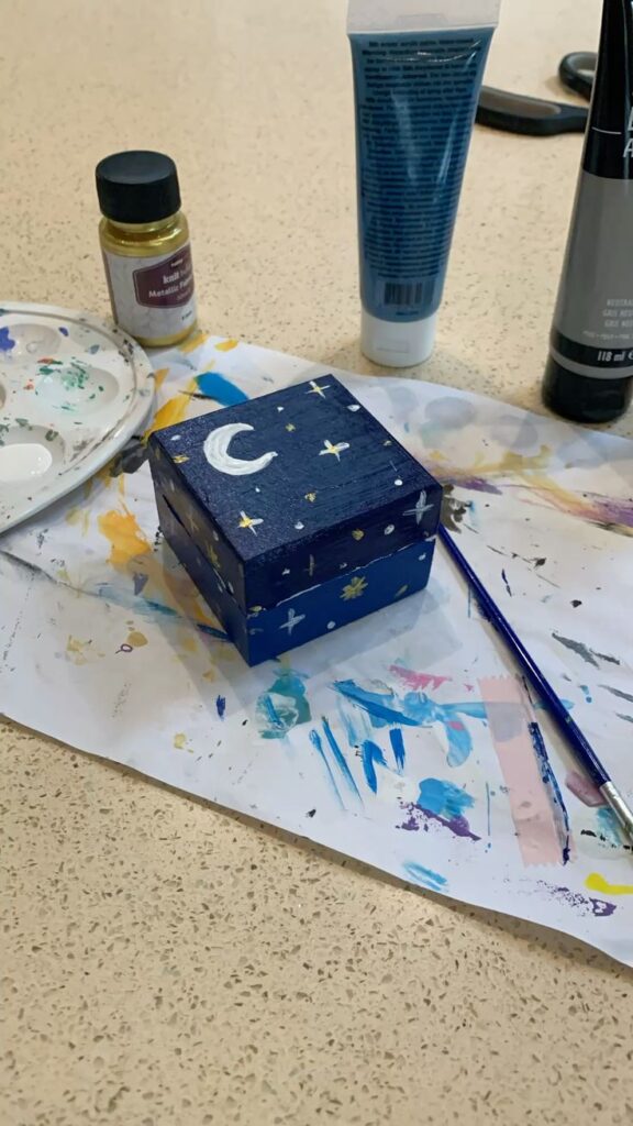 Make-your-own-midnight-keepsake-box.
