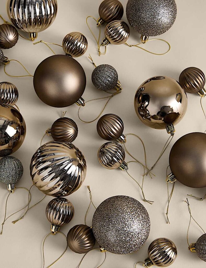 Mix-Matte-and-Shiny-Ornaments.