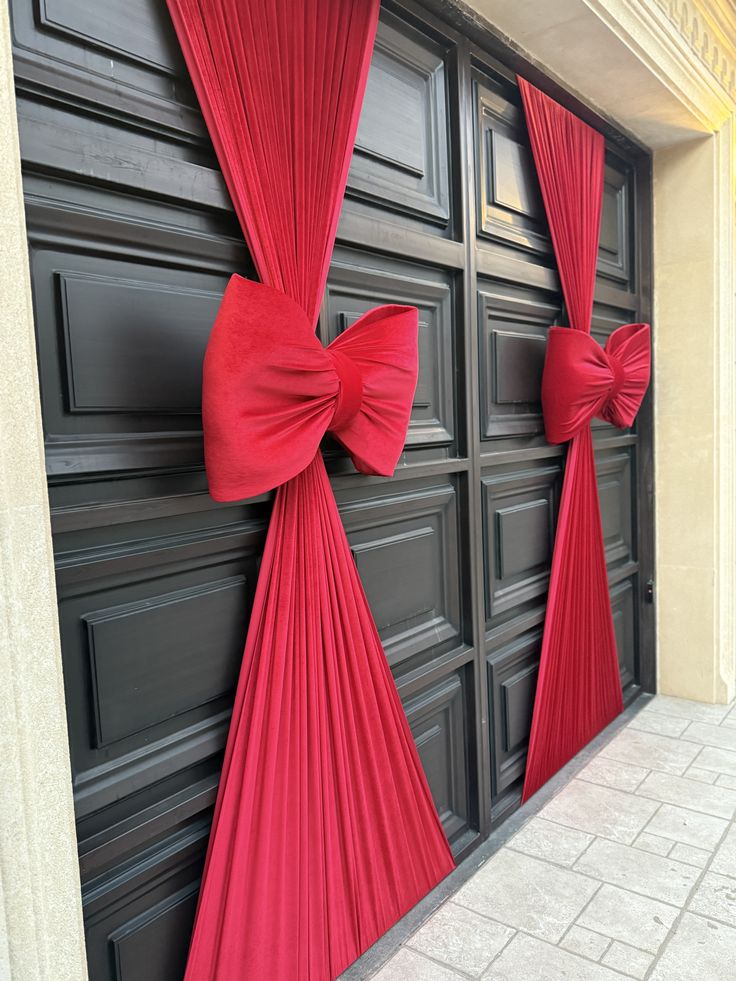 Oversized-Christmas-Bow-Focal-Point