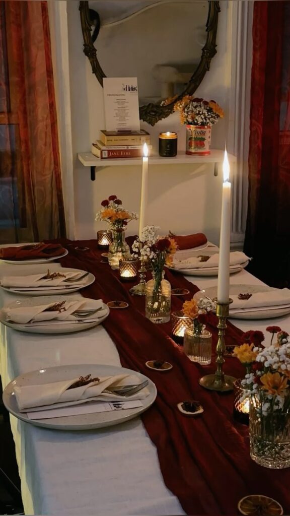 Use-a-Different-Napkin-Color-From-the-Tablecloth.