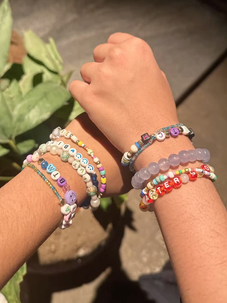 Friendship-Bracelets-DIY-Christmas-stocking-stuffers-for-teenagers.