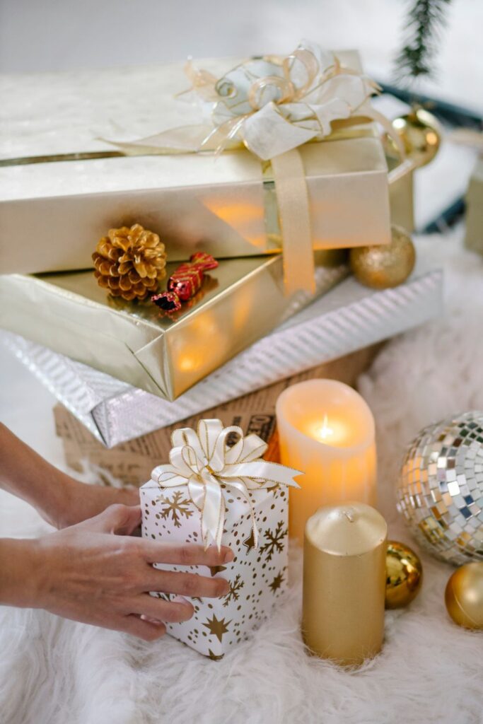 How-to-Choose-Items-for-a-New-Year-Gift-Box-Your-Friend-Will-Use