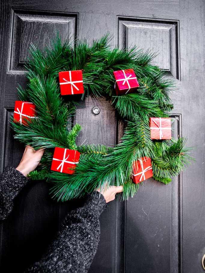 Mini-Gift-Wreath-Made-With-Cardboard-Boxes