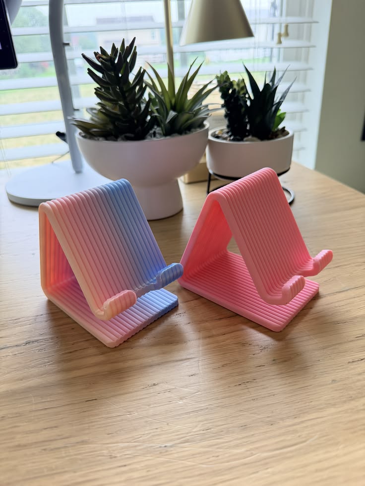 Mini-Phone-Stand-DIY-Christmas-stocking-stuffers-for-teenager